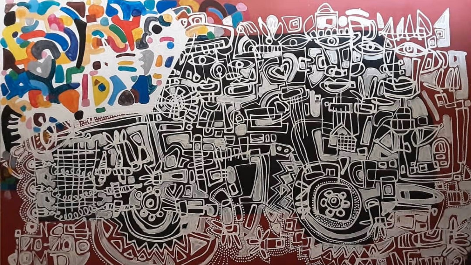 Cette image présente une œuvre d'art abstraite aux formes et motifs complexes. Le fond est d'un rouge profond, sur lequel se détachent des lignes blanches dessiné de manière ludique, créant une multitude de figures géométriques et organiques. Ces lignes forment un enchevêtrement qui pourrait évoquer un paysage urbain ou un ensemble de visages, selon l'imagination de chacun. Dans le coin supérieur gauche, des touches de couleurs vives, comme le bleu, le jaune et le vert, ajoutent une énergie dynamique à la composition. L'œuvre joue avec le contraste entre le noir, le blanc et les couleurs, attirant le regard et invitant à une exploration visuelle des détails. L'ensemble donne une impression de mouvement et de créativité, caractéristique de l'art contemporain.