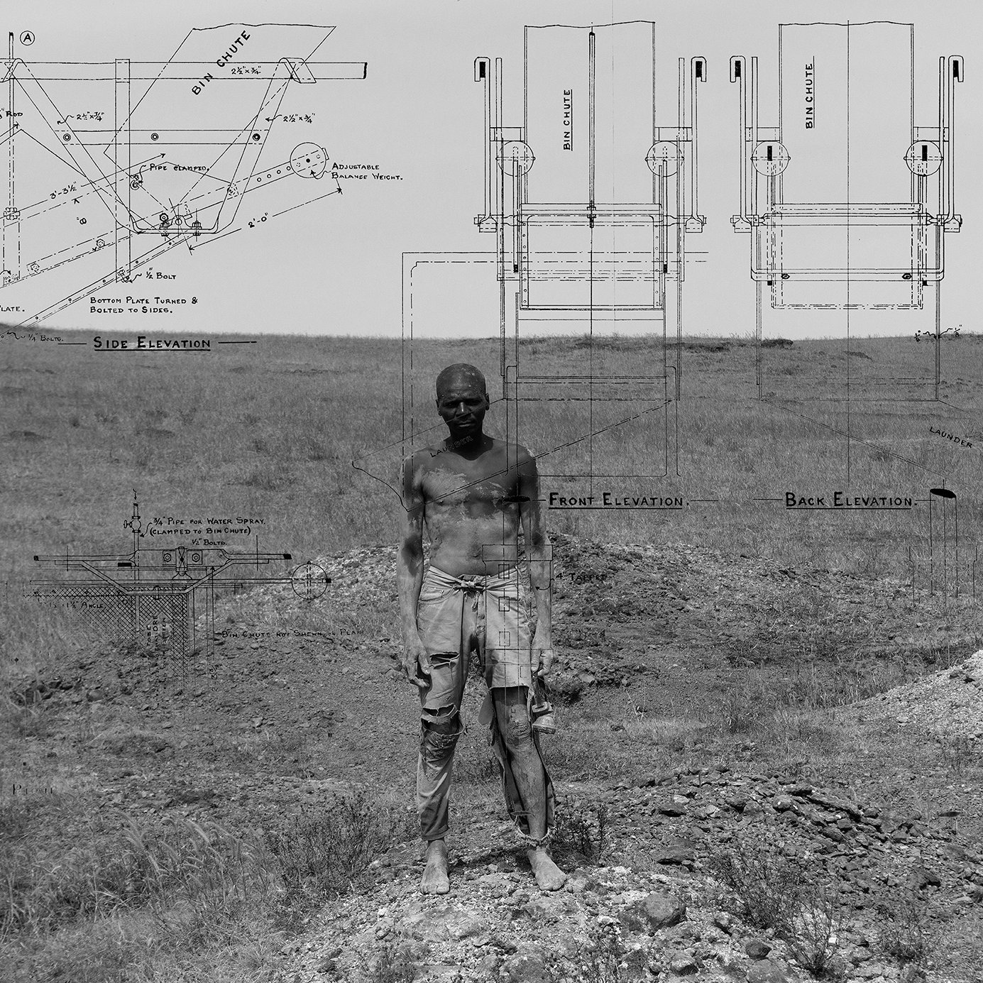 L'image en noir et blanc présente un homme nu, debout sur un terrain accidenté et aride. Il semble être en milieu rural, entouré de terres sèches, avec quelques monticules de terre autour de lui. À l'arrière-plan, on aperçoit des esquisses techniques en superposition, illustrant des plans et des élévations d'une structure. Ces schémas ajoutent une dimension conceptuelle à la scène, suggérant une connexion entre l'homme et un projet architectural ou mécanique. L'ensemble émane une atmosphère contemplative et industrielle, où le corps humain se confronte à des idées de construction et de conception.