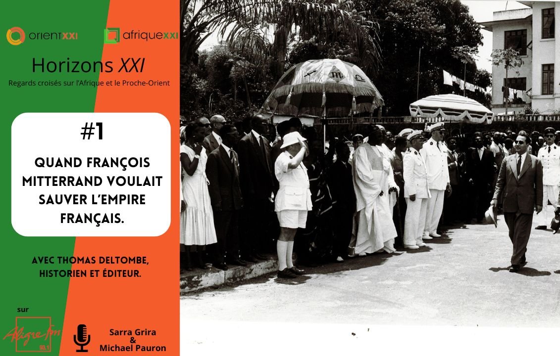 L'image présente un groupe de personnes marchant dans une rue, habillées en vêtements d'époque, probablement vers les années 1960. Au premier plan, on voit un homme en costume sombre, entouré de plusieurs autres personnes en costumes blancs et uniformes. À l'arrière-plan, on aperçoit des bâtiments majestueux, ainsi que des arbres feuillus, ajoutant une touche d'élégance à la scène. Certains membres du groupe tiennent des chapeaux ou des ombrelles pour se protéger du soleil. Dans le coin supérieur gauche, on trouve le nom de l'événement ou de la thématique : "Horizons XXI", avec des éléments graphiques en orange. L'image évoque un moment historique où François Mitterrand, alors homme politique, cherchait à préserver l'influence de la France dans ses anciennes colonies. Cette scène représente une époque marquée par des enjeux politiques et historiques complexes.