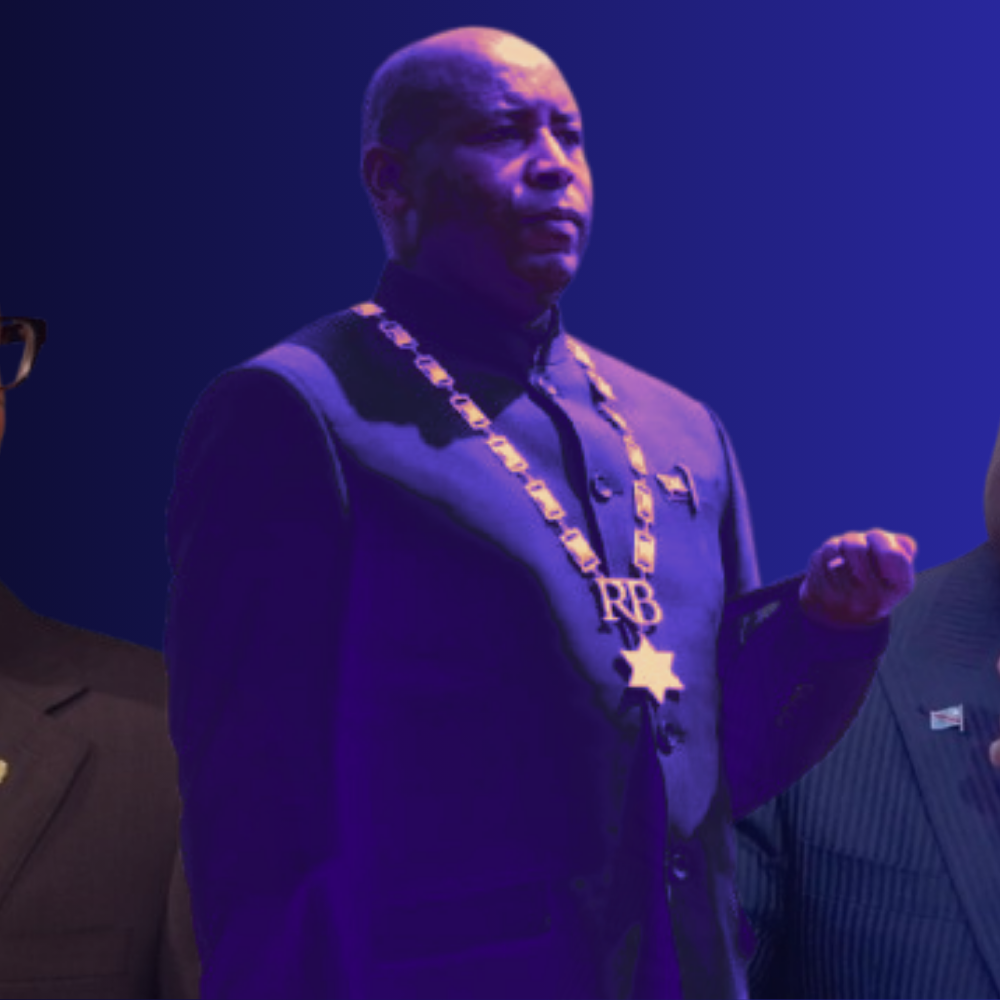 L'image présente trois figures d'hommes en costume, représentant des leaders politiques. À gauche, un homme aux lunettes, avec une expression réfléchie, semble regarder vers le centre de l'image. Au centre, un homme en tenue officielle se tient debout, portant un collier distinctif et une expression sérieuse, les mains gesticulant légèrement comme s'il faisait un discours. Enfin, à droite, un homme en costume rayé, avec des lunettes, a une pose engageante, sa main étant levée comme s'il était en train de poser une question ou de réfléchir. L'arrière-plan est dégradé, passant d'une couleur sombre à une teinte plus claire, ce qui attire l'attention sur les personnages.