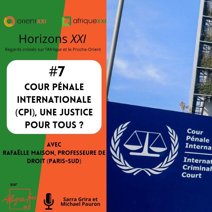 L'image présente une scène d'une conférence ou d'un événement lié à la Cour pénale internationale (CPI). Sur le côté gauche, un encadré orange affiche le titre "Horizons XXI" et le numéro 7, indiquant le thème de la discussion sur la justice internationale. On y voit également le nom de la conférencière, Rafaëlle Maison, professeure de droit à Paris-Sud. À droite, on aperçoit un bâtiment moderne, probablement le siège de la CPI, avec des façades en verre réfléchissant la lumière. En bas à droite, le logo de la Cour pénale internationale est visible, symbolisant la justice internationale. L'ensemble communique une ambiance académique et sérieuse, évoquant des discussions sur des enjeux juridiques importants.