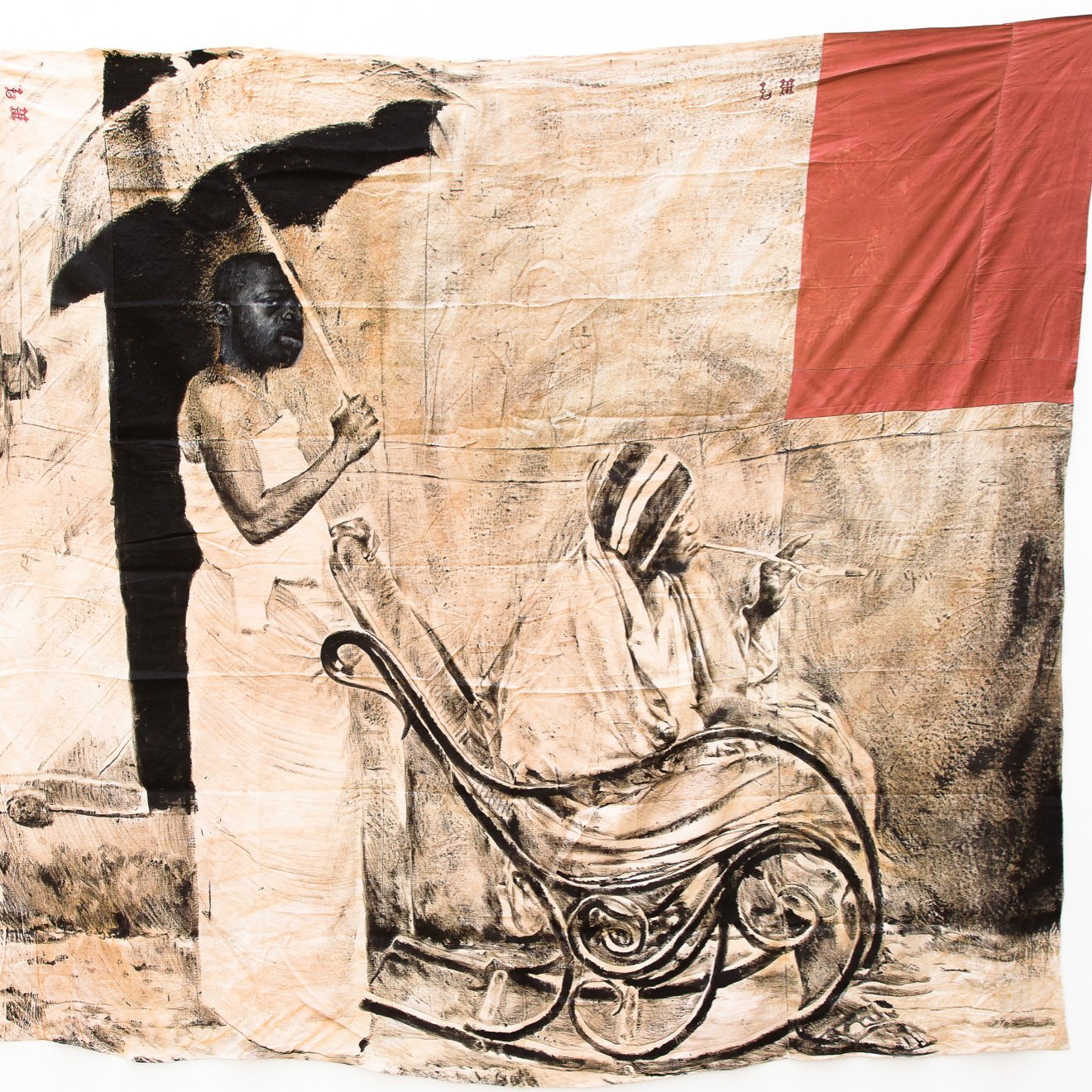 Cette image représente une œuvre d'art textile au style très distinctif. On y voit une grande toile qui illustre une scène mettant en avant deux figures humaines. À gauche, une personne se tient debout, un parapluie à la main, semblant protéger l'autre figure, qui est assise sur une sorte de chaise ou de banc. Celle-ci est vêtue d'une robe claire et semble plongée dans ses réflexions ou en train de lire. L'arrière-plan, plutôt neutre, est rehaussé de touches de couleur rouge dans le coin supérieur droit, ajoutant une dimension intéressante à la composition. Le contraste entre les couleurs et les textures crée une atmosphère à la fois contemplative et engageante.