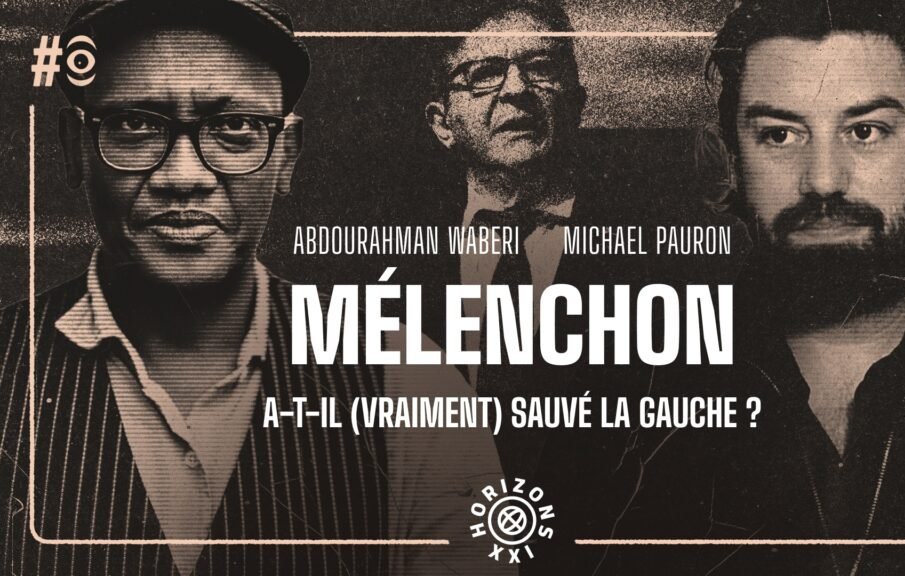 L'image présente une composition graphique qui associe des portraits de trois hommes. À gauche, on distingue un homme avec des lunettes, un chapeau et un sourire chaleureux, représentant probablement Abdourahman Waberi. Au centre, un homme plus âgé avec des lunettes et une expression sérieuse, sans doute Michael Pauron. À droite, un homme barbu au regard pensif, représentant Jean-Luc Mélenchon. Le fond est sombre, ce qui permet aux visages de se détacher, et le titre "MÉLENCHON - A-T-IL (VRAIMENT) SAUVE LA GAUCHE ?" est écrit en lettres blanches et imposantes, centrées sur l'image. En bas, le logo "HORIZONS XXI" ajoute une touche moderne à la composition.