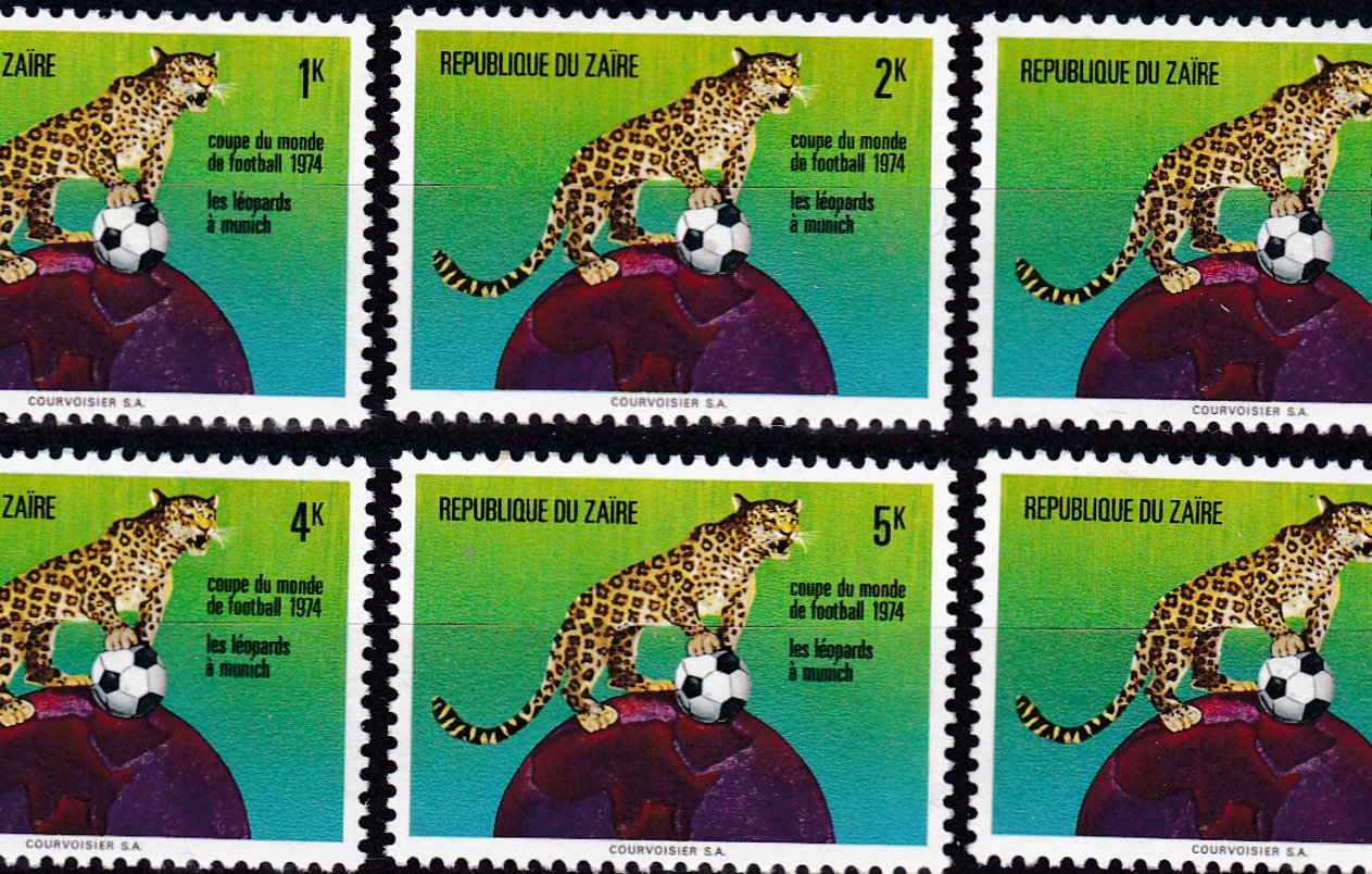 L'image présente une série de timbres-poste provenant de la République du Zaïre, commémorant la Coupe du Monde de football de 1974. Chaque timbre montre un léopard, symbole national, en position fière, perché sur un globe terrestre. Le léopard semble prêt à bondir, et le globe est entouré de couleurs vives, allant du vert au bleu. Les timbres affichent des valeurs différentes : 1K, 2K, 3K, 4K, 5K et 14K, tous ornés de la même illustration, avec le titre "RÉPUBLIQUE DU ZAÏRE" en haut. La scène évoque une célébration du sport et de la fierté nationale, tout en mettant en avant le rôle du football dans la culture.
