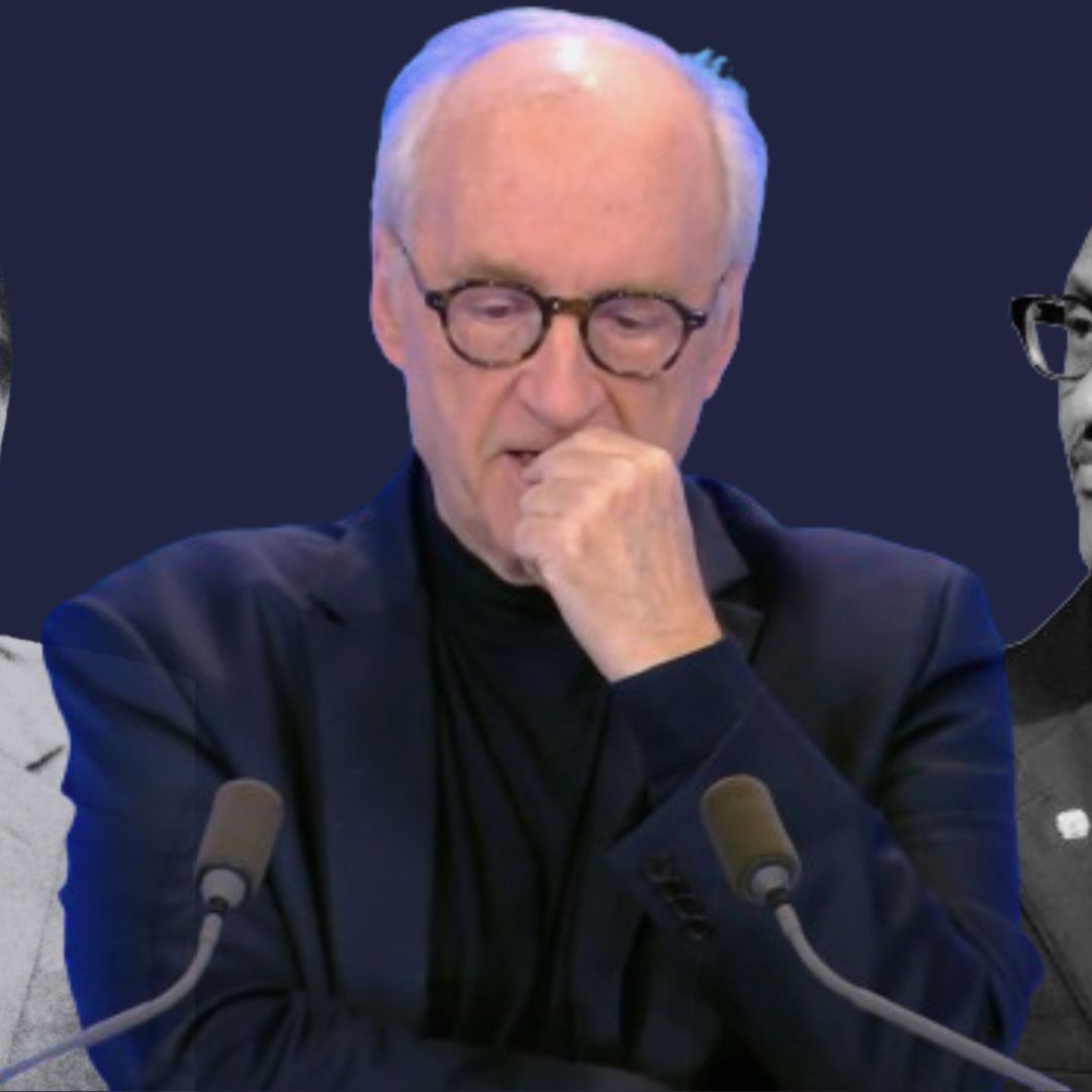 L'image montre un homme au centre, en train de réfléchir, avec une main posée sur son menton. Il porte des lunettes et un vêtement sombre, se tient devant deux microphones. À gauche, on voit une photo en noir et blanc d'un homme en costume, tandis qu'à droite, une autre photo montre un homme portant des lunettes avec un signe distinctif, également en noir et blanc. L'arrière-plan est d'un bleu profond, ce qui met en valeur les figures autour de l'homme central, qui semble pensif et préoccupé.