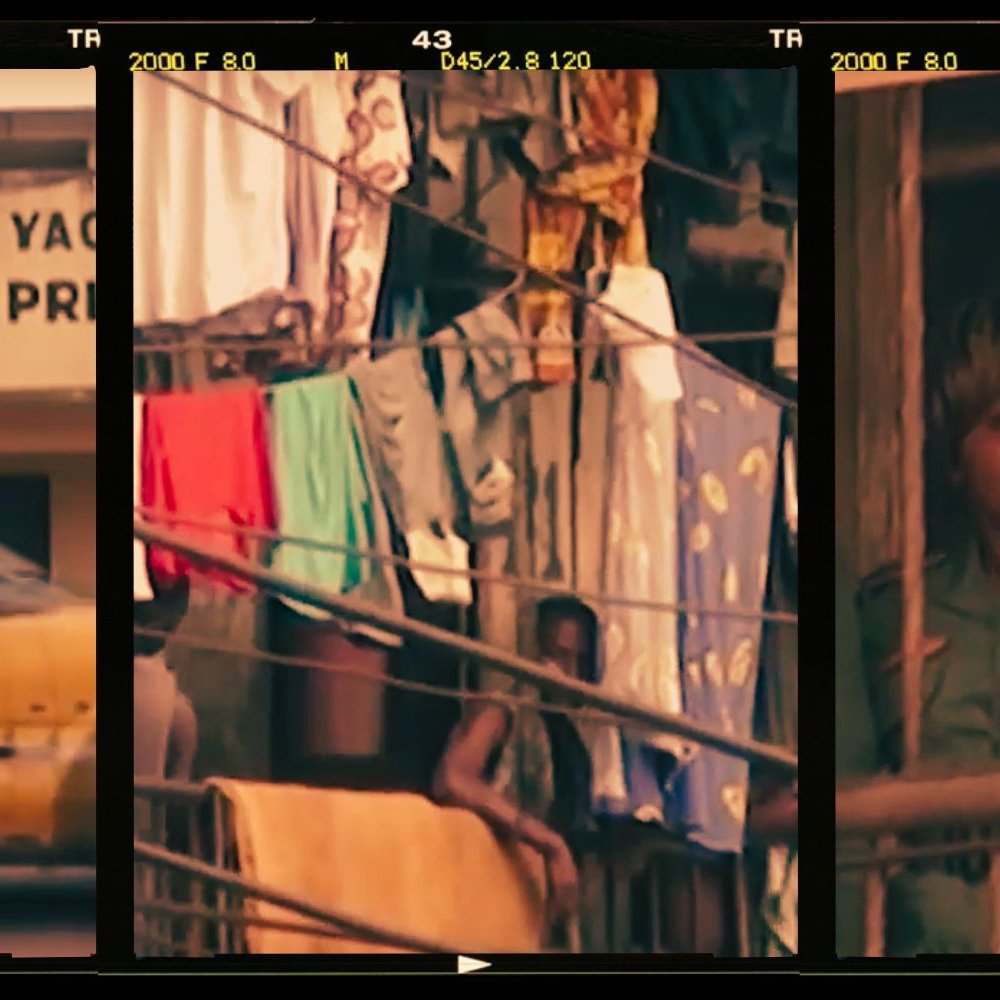 L'image montre une scène urbaine captivante à travers trois panneaux. À gauche, on aperçoit un taxi jaune typique qui passe devant une façade de bâtiment où est inscrit "Centrale de Yaoundé". Au centre, des vêtements colorés sont accrochés à des cordes à linge, flottant légèrement au vent, ce qui suggère une ambiance vivante et familière. À droite, une jeune personne observe depuis derrière des barreaux, ajoutant une touche d'intimité à la scène. L'ensemble évoque la vie quotidienne dans une ville, mêlant mouvement et moments de pause.