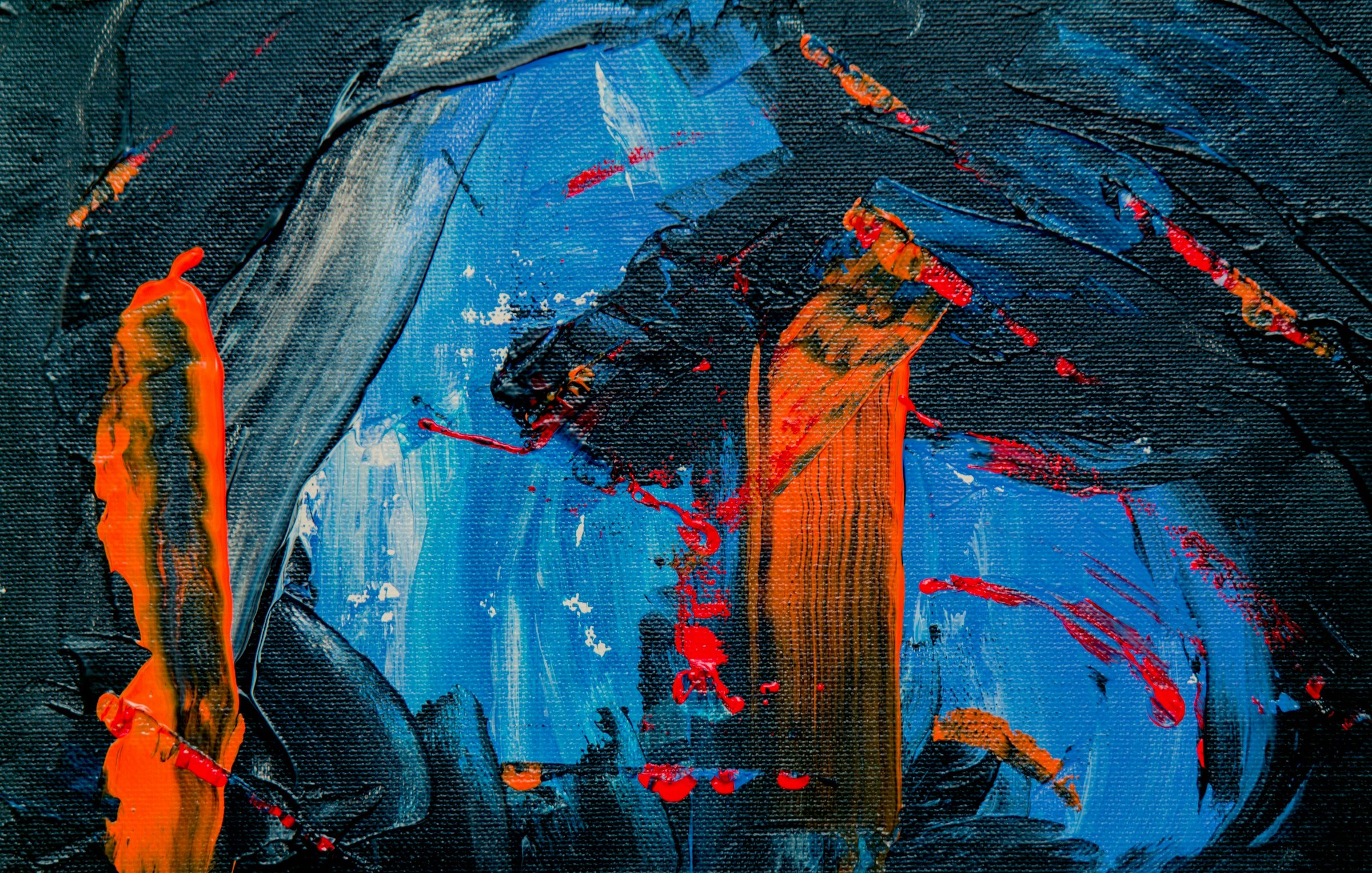 L'image représente une œuvre abstraite peinte sur toile. Les couleurs dominantes incluent des bleus vifs qui évoquent des émotions de profondeur et de calme, contrastant avec des touches de noir qui apportent une certaine intensité. Des traînées d'orange et de rouge s'entrelacent, ajoutant une dynamique vive et énergique. Les coups de pinceau sont expressifs, créant des formes fluides qui semblent se déplacer à travers la toile. L'ensemble évoque un sens de l'énergie et du mouvement, invitant le spectateur à ressentir la force et la passion de l'artiste à travers les couleurs et les textures.