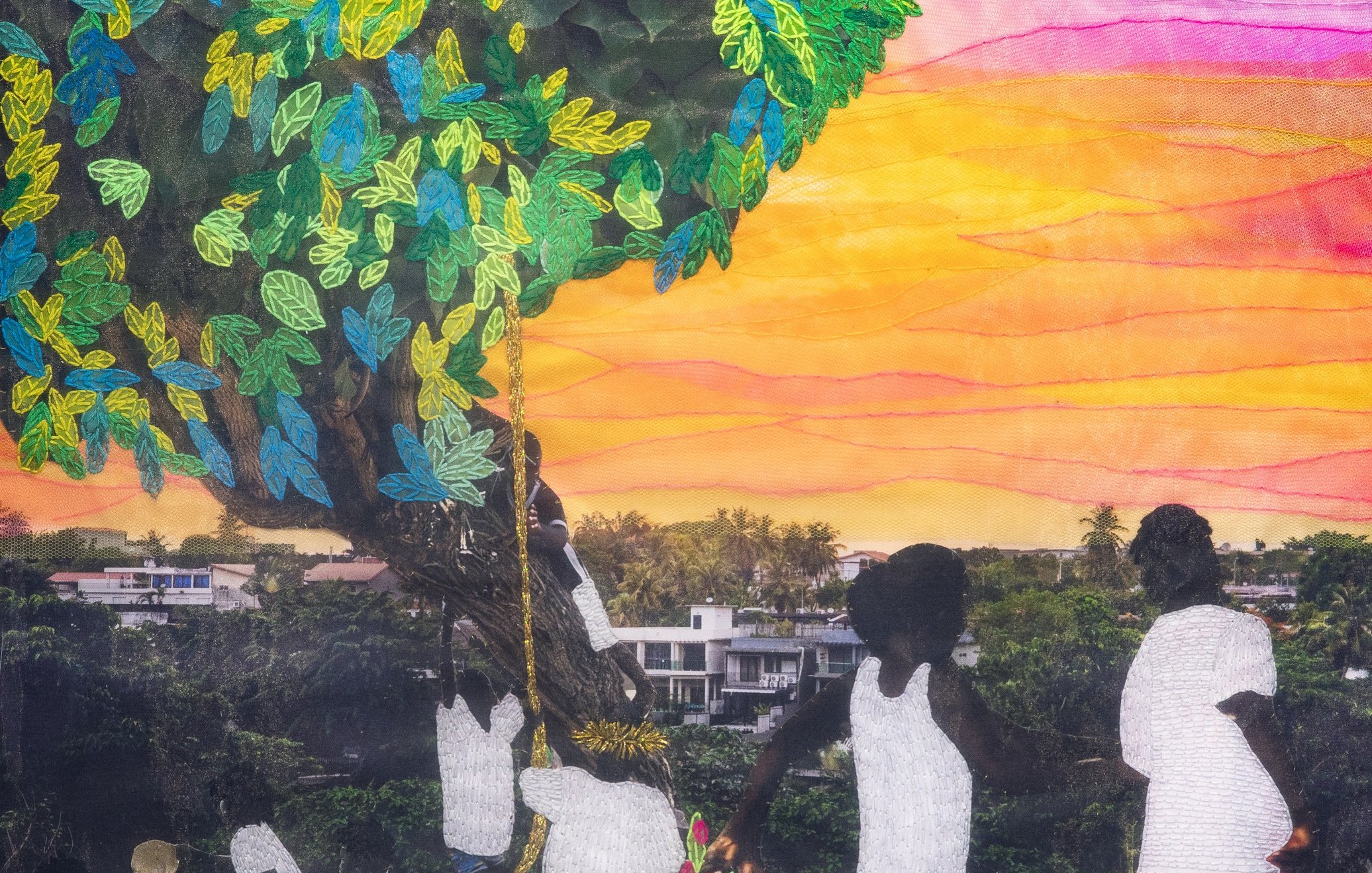 L'image représente une scène colorée et vibrante dans un parc ou un jardin. Au premier plan, plusieurs enfants jouent joyeusement. Certains sont en train de courir, tandis qu'un enfant est assis dans un fauteuil roulant, profitant également du moment. Ils sont vêtus de t-shirts blancs. À l'arrière-plan, un grand arbre avec des feuilles luxuriantes offre de l'ombre, et un des enfants est suspendu à une corde accrochée à ses branches, se balançant. Le ciel se teinte de couleurs chaudes, allant du rose au jaune, suggérant un coucher de soleil. En dessous, des fleurs multicolores embellissent le sol, ajoutant une touche de gaieté à cette scène remplie de vie et de bonheur.