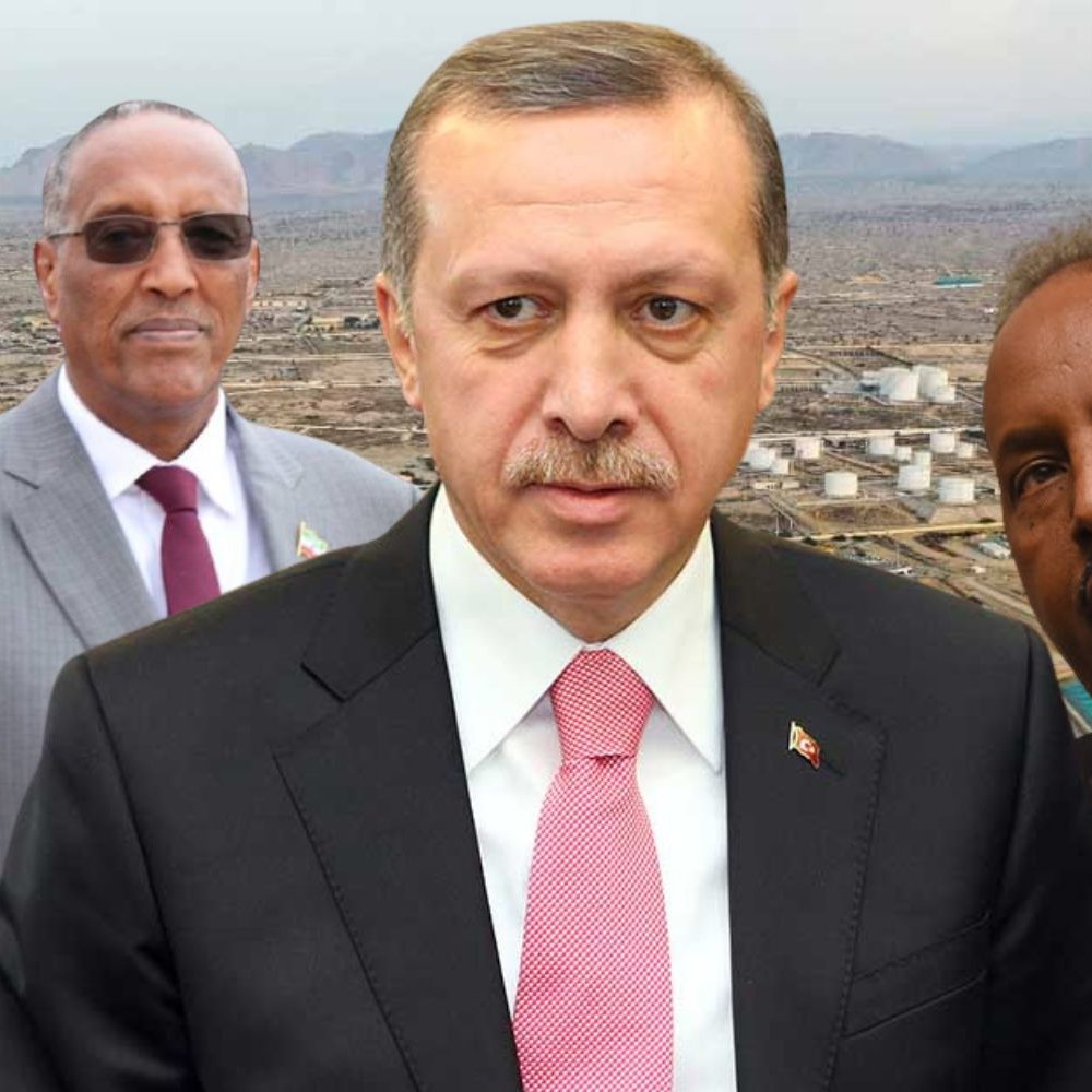 L'image présente plusieurs figures politiques, superposées sur un paysage urbain en arrière-plan. Au centre, un homme portant un costume sombre et une cravate rose, semblant sérieux, représente un leader important. À gauche, un autre homme en costume rayé, se tourne légèrement vers la droite, tandis qu'à droite, un homme avec une chemise noire et des accents blancs souligne un point avec passion. En arrière-plan, on aperçoit une ville, probablement une vue panoramique, suggérant un contexte économique ou politique. Cette composition met en avant l'interaction entre ces dirigeants dans un cadre de discussion ou de réunion.