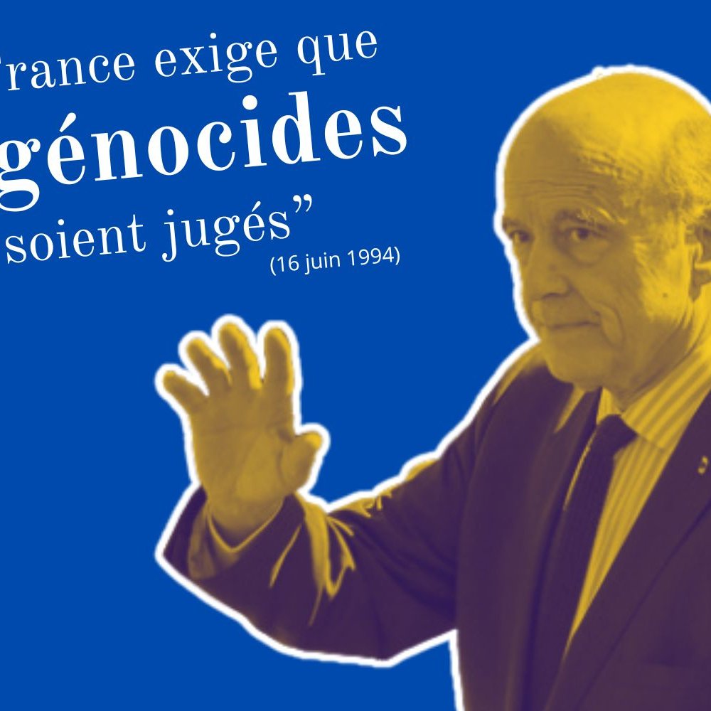 L'image présente un homme en train de faire un geste de la main, comme s'il saluait ou s'adressant à quelqu'un. Il est vêtu d'un costume et d'une cravate, et son visage semble sérieux. L'arrière-plan est de couleur bleue, créant un contraste avec la figure au premier plan. En haut et à gauche, une citation est inscrite en lettres blanches : « La France exige que ces génocides soient jugés », suivie d'une date, le 16 juin 1994. L'ensemble de l'image évoque un appel à la justice et à la responsabilité en rapport avec des événements tragiques de l'histoire.