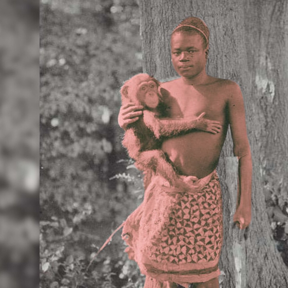 L'image montre un jeune garçon debout près d'un grand arbre. Il porte une jupe tissée, et il a un regard sérieux. Dans ses bras, il tient un petit singe, qui semble curieux et détendu. L'ambiance de la photo est naturelle, avec du feuillage verdoyant en arrière-plan. La scène évoque une connexion entre l'enfant et l'animal, soulignant une relation amicale et intime dans un cadre naturel.