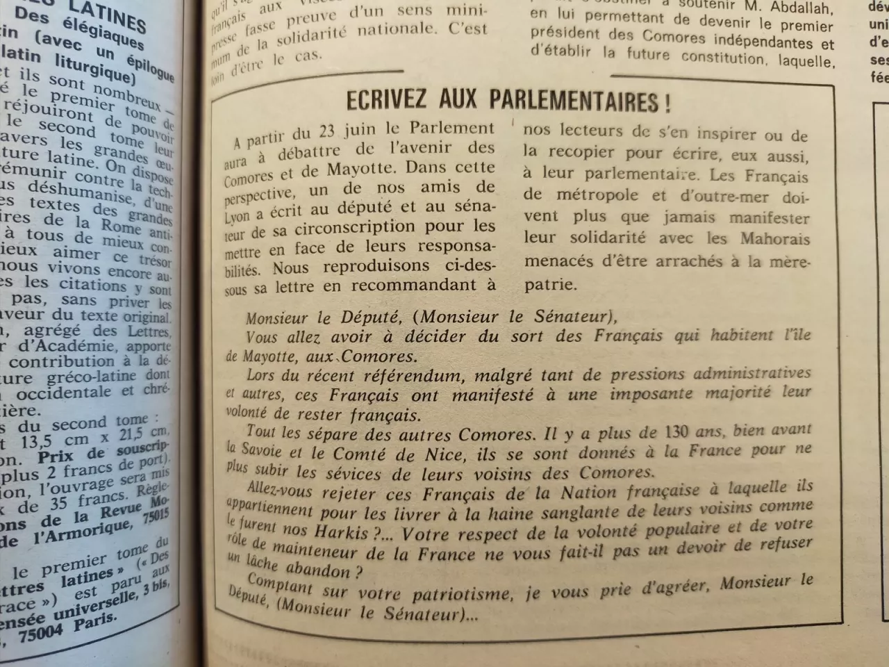 En 1974, le journal de L'Action française, {Aspects de la France}, propose à ses lectrices et lecteurs d'écrire aux parlementaires pour soutenir le combat en faveur de « Mayotte française ».