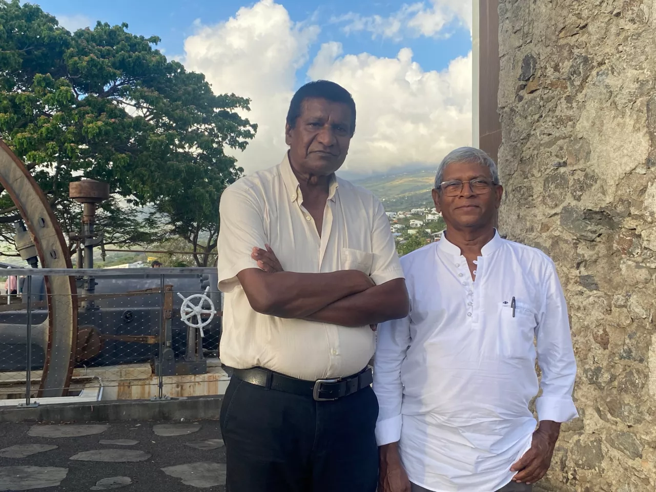 Jean-Claude Comorassamy, ancien ouvrier de l'usine sucrière de Stella St-Leu, et Luçay Soubaya Permalnaïck, auteur de {Langaman, ou l'amour érigé en dogme de vie}, tous deux descendants d'engagés indiens (décembre 2025).