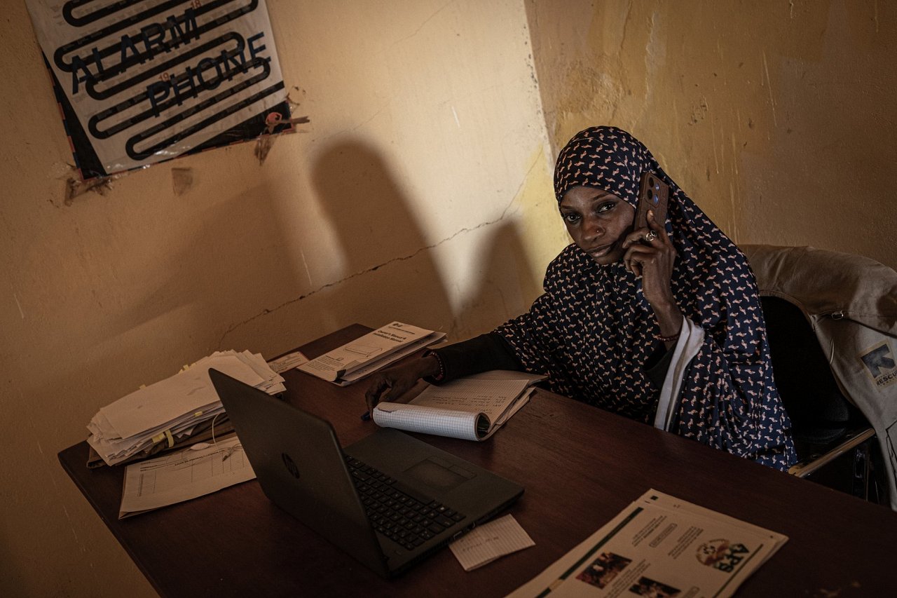 Dans un petit bureau faiblement éclairé, Bamira Hassane, une jeune femme de 23 ans, travaille pour l'ONG Alarme phone Sahara.