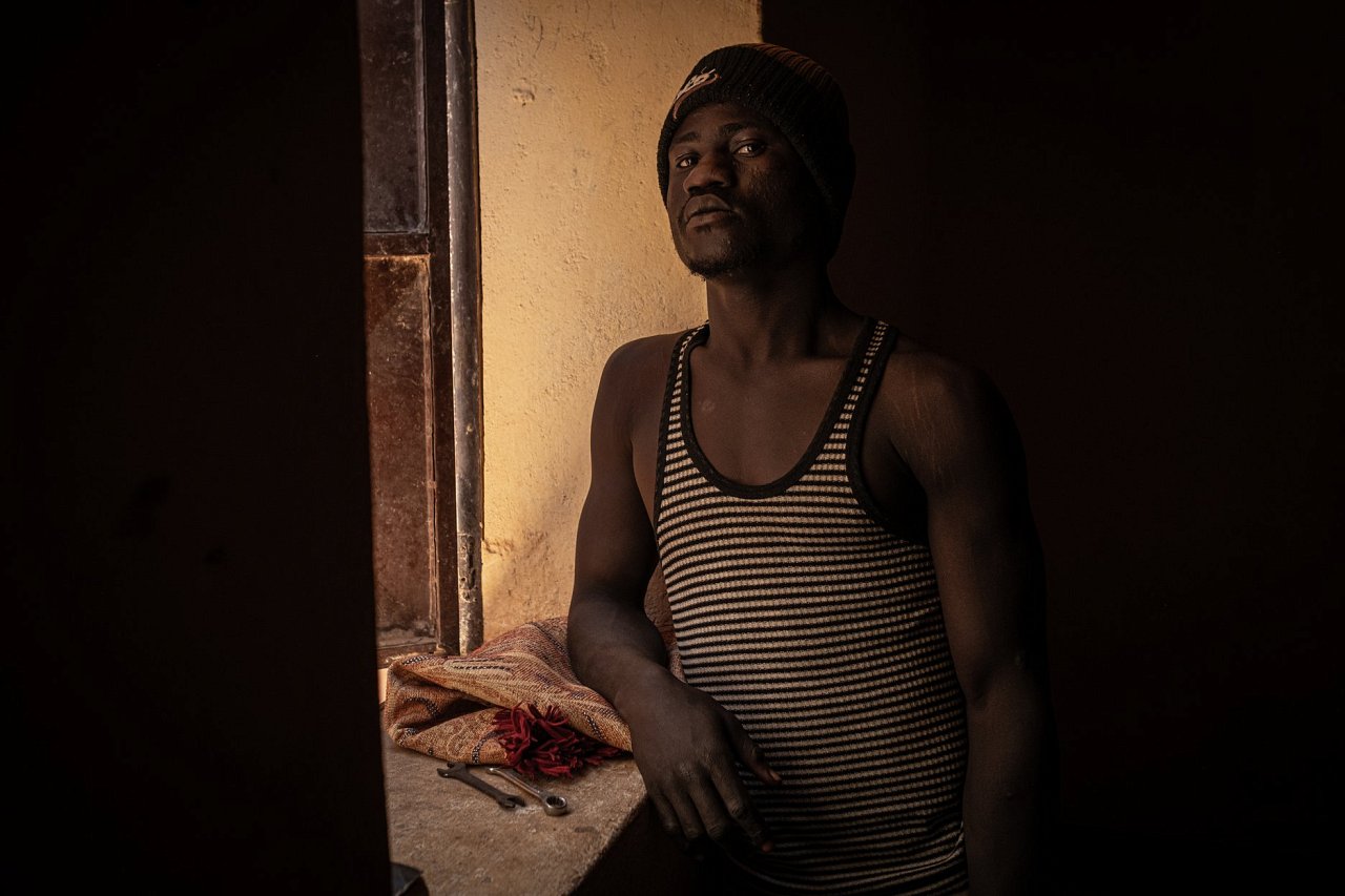Dans un ghetto du quartier de Doubai, Kaba, un Sierra-Léonais de 24 ans attend que des amis en Italie lui donnent plus d'argent pour atteindre la Libye.