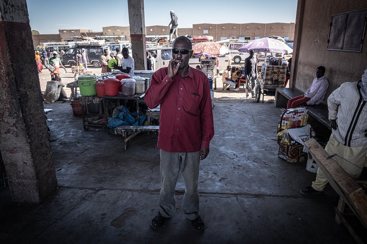 L'ancienne gare routière d'Agadez est comme une seconde maison pour Abdou Amma, l'un des passeurs les plus expérimentés à avoir repris le travail.