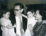 Ruth First et Joe Slovo, avec leurs filles Robyn (g) et Gillian (d) (années 1950).