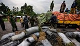 Contrôle d'une cargaison de charbon de bois (est de la RD Congo, date inconnue).