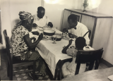 Une famille de Congolais « évolués » pose chez elle pendant le repas. Photo prise par l'administration coloniale à l'occasion d'un concours du « meilleur foyer », organisé à Kinshasa en 1953 (archives africaines, Bruxelles).