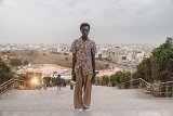 Le mannequin Goora Mbaye, 24 ans, sur les marches du Monument de la Renaissance. Dakar, 5 décembre 2024.