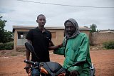 Abdoulaye Diallo, à gauche, fournit une solution de logement temporaire. Région du Bounkani, Côte d'Ivoire, 2025. 
