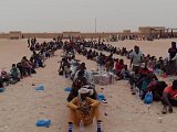 Des centaines de personnes expulsées d'Algérie attendent de pouvoir être prises en charge par l'OIM à Assamaka (mars 2023).