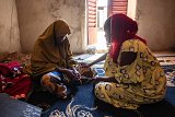 Ya Gana Mohamed (à gauche) est hébergée par l'Association des femmes pour la paix et la cohésion sociale (à droite, Fatma, une membre de l'association).