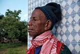 Adama Sidibé adossé à la mosquée de son campement. Région du Bounkani, Côte d'Ivoire, 2025. 