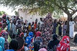 Daraya Yacoub Koundougou, présidente de l'Association des femmes pour la paix et la cohésion sociale, lors d'une réunion de sensibilisation sur les conflits intercommunautaires dans un village de la province de Bol.