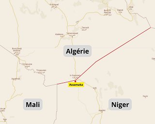 Assamaka est situé à quelques encablures de la frontière avec l'Algérie, et à environ 500 km d'Agadez.