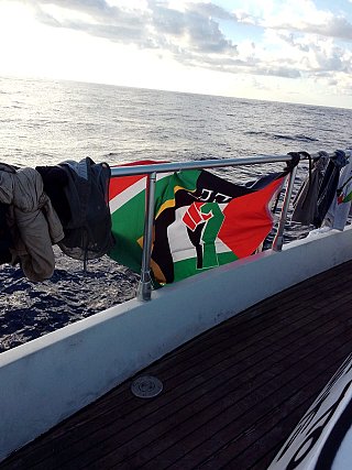 Laundry hung on Mendi Reincarnated with banner incorporating SA and Palestinian flags reading « Free Palestine »23 septembre 2025.