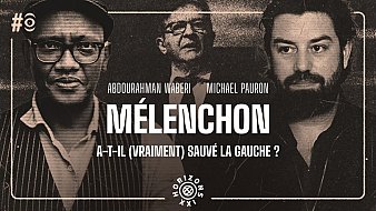 L'image présente une composition graphique qui associe des portraits de trois hommes. À gauche, on distingue un homme avec des lunettes, un chapeau et un sourire chaleureux, représentant probablement Abdourahman Waberi. Au centre, un homme plus âgé avec des lunettes et une expression sérieuse, sans doute Michael Pauron. À droite, un homme barbu au regard pensif, représentant Jean-Luc Mélenchon. Le fond est sombre, ce qui permet aux visages de se détacher, et le titre "MÉLENCHON - A-T-IL (VRAIMENT) SAUVE LA GAUCHE ?" est écrit en lettres blanches et imposantes, centrées sur l'image. En bas, le logo "HORIZONS XXI" ajoute une touche moderne à la composition.