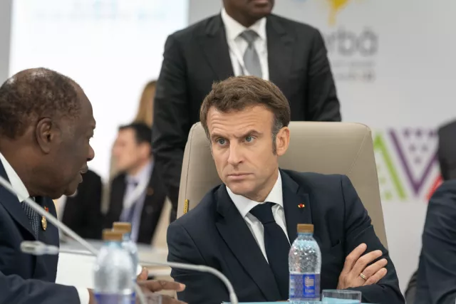Alassane Ouattara et Emmanuel Macron, lors du Sommet de la francophonie, le 19 novembre 2022, à Djerba.